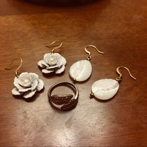 Gold Jewelry set 🌿 (2 pairs earrings and a ring)